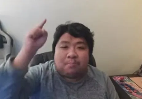 統神直播開飆Toyz嘴臭，可惜沒被打到變成植物人。翻攝自YT頻道「統晨大戲院」