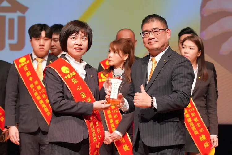 加盟創業的張心渝店東，率領團隊僅花一年多就拼出近4,000萬業績獲表揚。