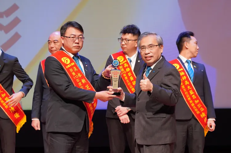 台慶不動產店長陳宏彬從自營轉加盟，透過聯賣委託案件增10倍，銷售效率大增。永慶房產集團提供