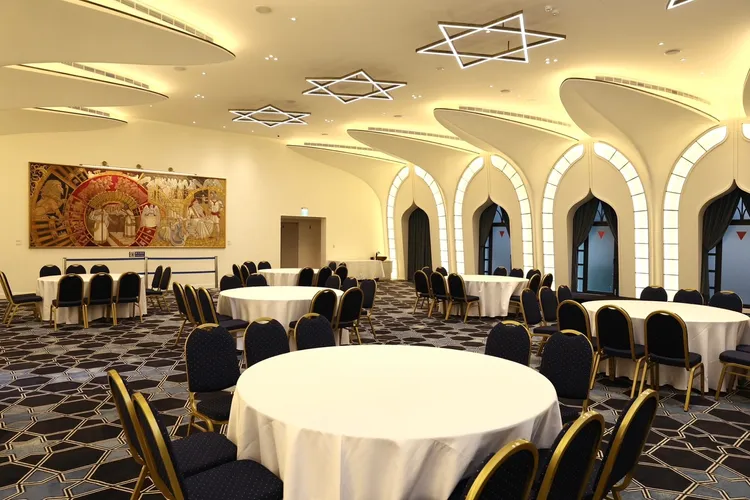 大禮堂擺放猶太智利的8幅巨型創世紀畫作。彭欣偉攝