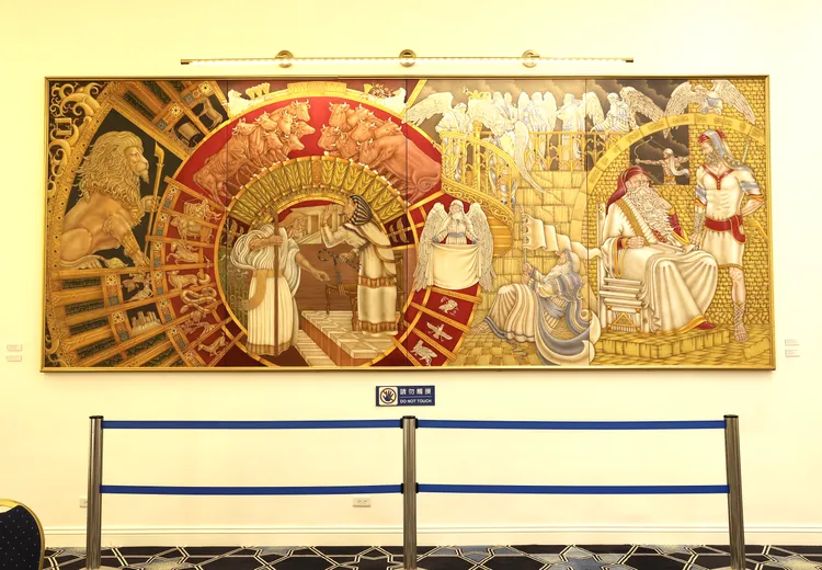 館內收藏的巨型創世紀畫作。彭欣偉攝