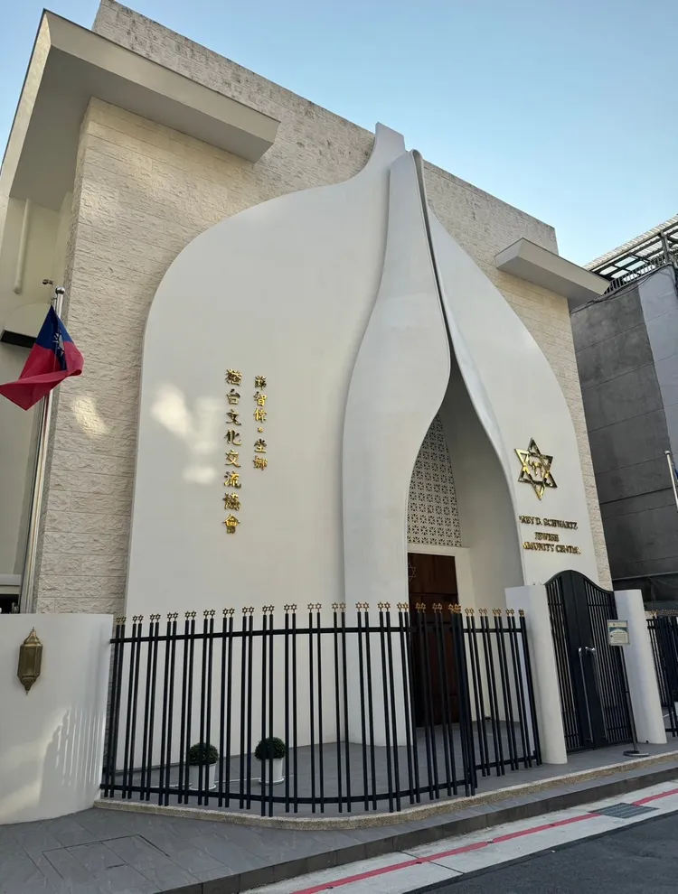 外觀牆上「薛智偉。坣娜猶台文化交流協會」標註了他們夫妻的名字。彭欣偉攝