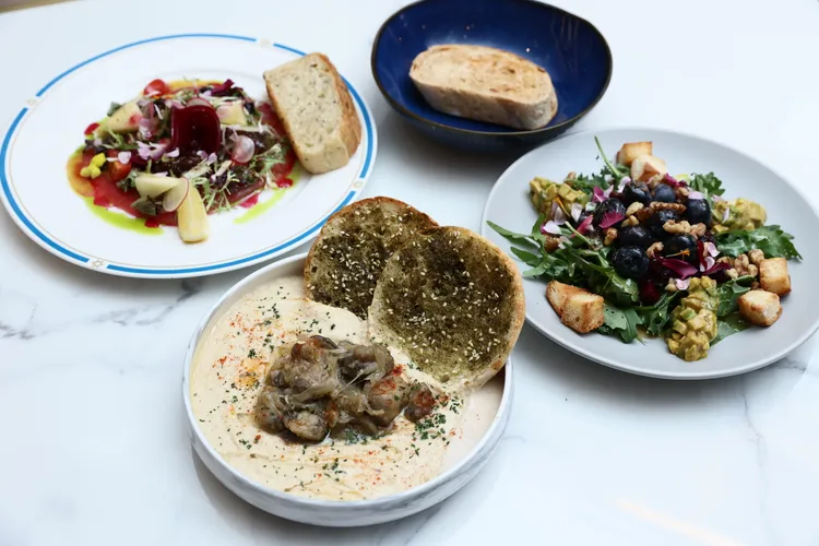 「猶太潔食實驗室」，餐飲全都遵循猶太潔食規範做烹調，推廣讓大眾吃了會感動流淚、吃完會鞠躬感謝的美味佳餚。彭欣偉攝