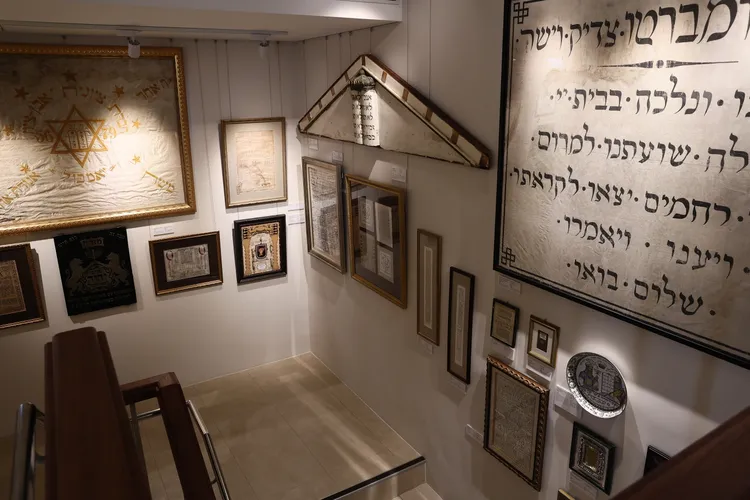 館內陳列眾多猶太文物。彭欣偉攝