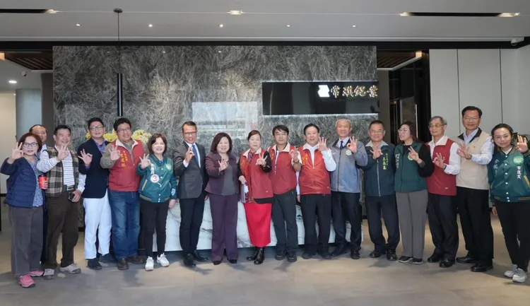 勞動部官員、民代與產業座談。賴惠員服務處提供