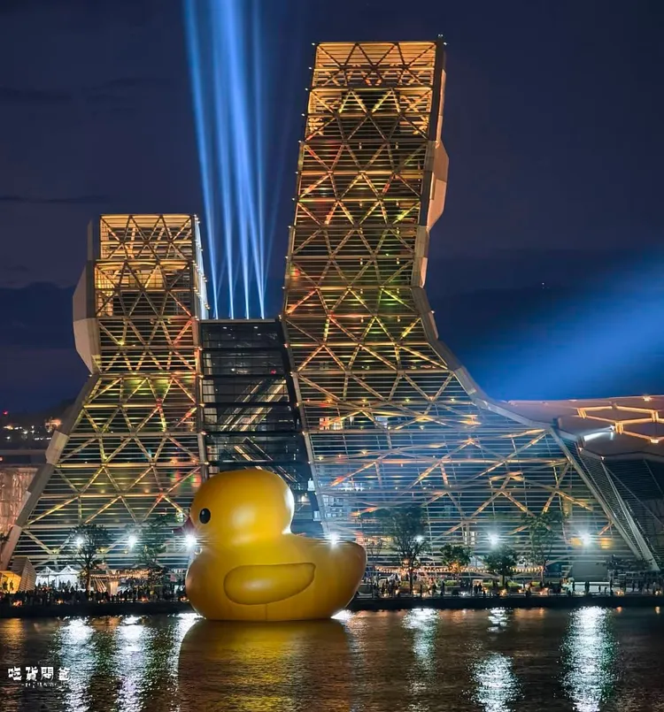 全球知名的黃色小鴨（Rubber Duck），睽違10年於也重磅回歸高雄港愛河灣，和高雄流行音樂中心的音浪塔和珊瑚礁群，建構出美麗夜景。翻攝《一對爸媽兩個娃的吃貨人生》粉絲頁