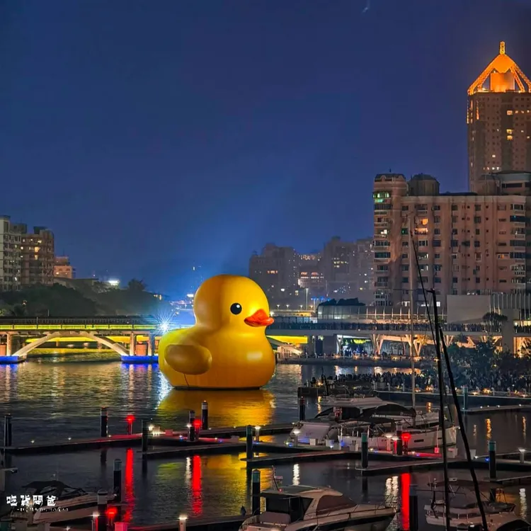 全球知名的黃色小鴨（Rubber Duck），睽違10年於也重磅回歸高雄港愛河灣，和高雄流行音樂中心的音浪塔和珊瑚礁群，建構出美麗夜景。翻攝《一對爸媽兩個娃的吃貨人生》粉絲頁