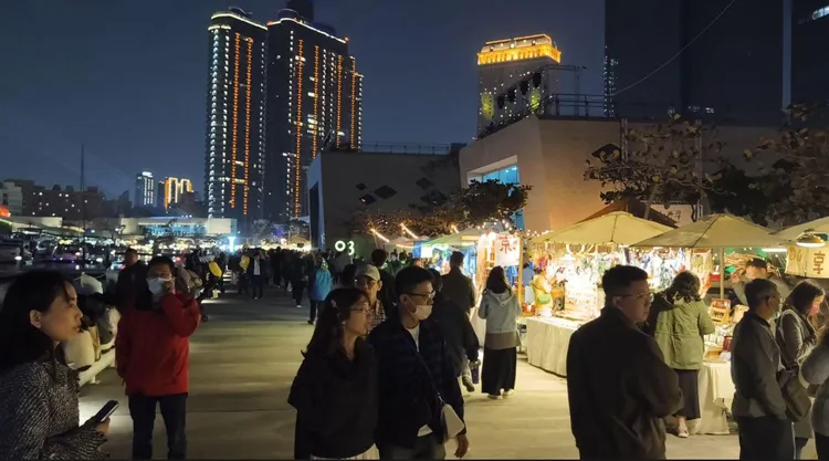 「2024 Kaohsiung Wonderland 冬日遊樂園」一旁有美食市集，好逛好買又便宜。吃貨閔爸提供