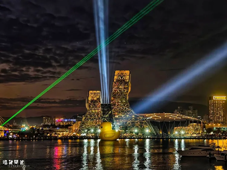 全球知名的黃色小鴨（Rubber Duck），睽違10年於也重磅回歸高雄港愛河灣，和高雄流行音樂中心的音浪塔和珊瑚礁群，建構出美麗夜景。翻攝《一對爸媽兩個娃的吃貨人生》粉絲頁