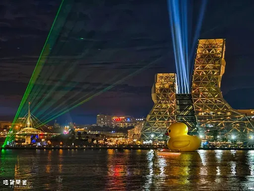 黃色小鴨隔10年游回愛河 搭「高流」中心夢幻夜景越夜越美麗