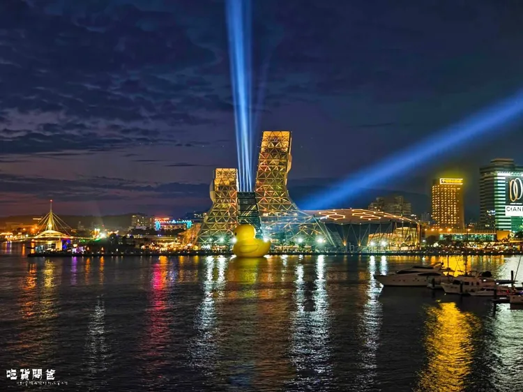 全球知名的黃色小鴨（Rubber Duck），睽違10年於也重磅回歸高雄港愛河灣，和高雄流行音樂中心的音浪塔和珊瑚礁群，建構出美麗夜景。翻攝《一對爸媽兩個娃的吃貨人生》粉絲頁