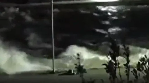 海嘯夜襲!直抵海景第一排家門口 日本7.6強震引發強浪影片曝