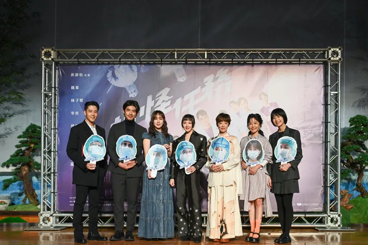 胡宇威（左起）、梁正群、小薰、李杏、林子熙、陳婉婷及陳璇合影。大愛提供