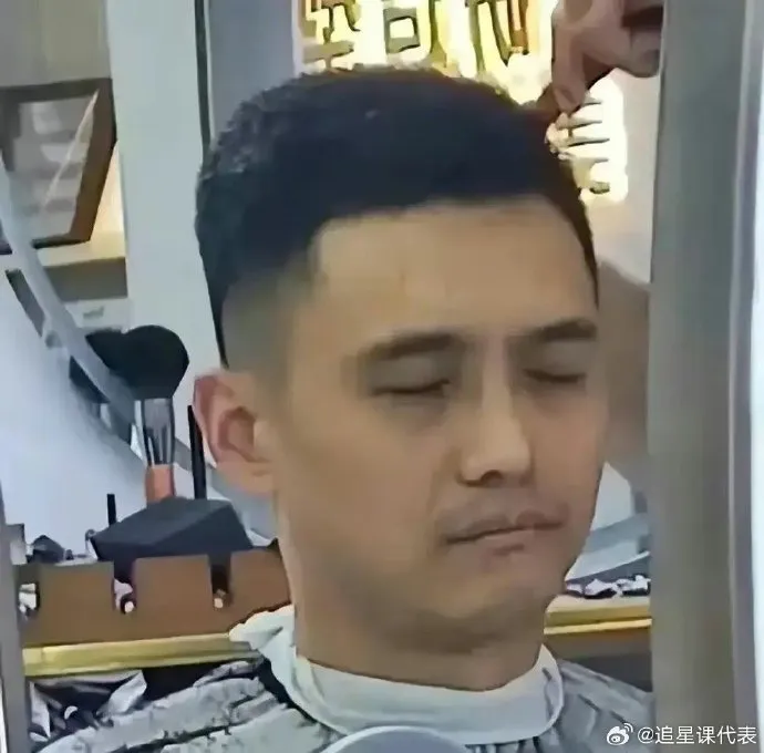 宋喆出獄後剪頭髮被目擊，看起來十分憔悴。翻攝追星課代表微博
