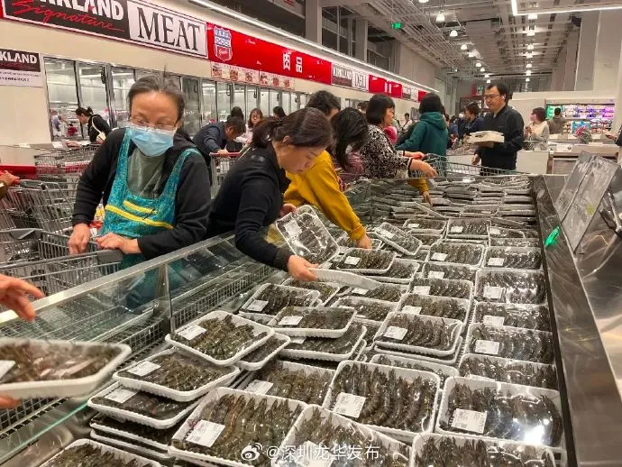 農曆年將近，大蝦等適合當年菜的食材買氣很旺。翻攝微博@深圳龍華發布