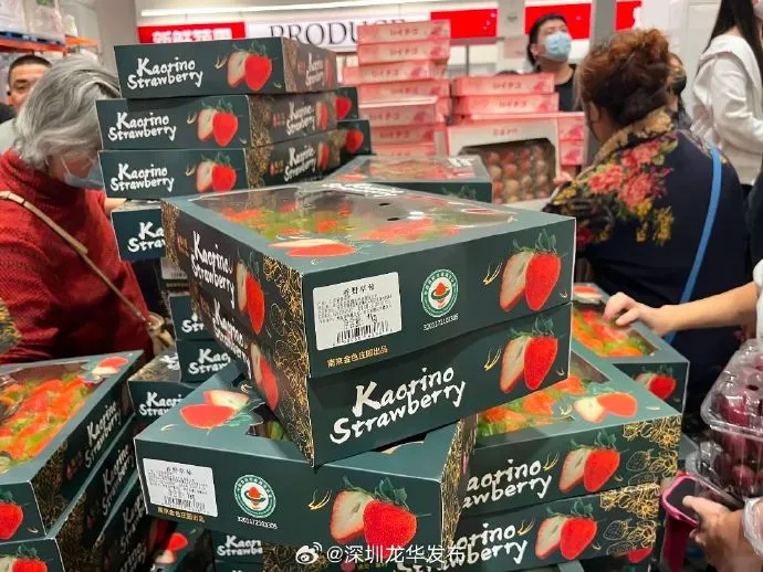 紅色喜氣的草莓也十分熱賣。翻攝微博@深圳龍華發布