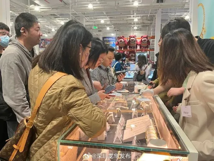 黃金飾品吸引不少懂買的消費者靠櫃。翻攝微博@深圳龍華發布