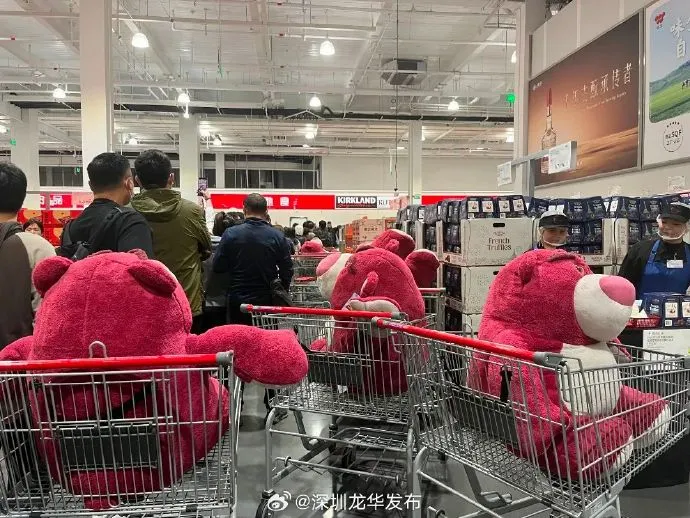 熊抱哥玩偶也是眾人搶購目標。翻攝微博@深圳龍華發布