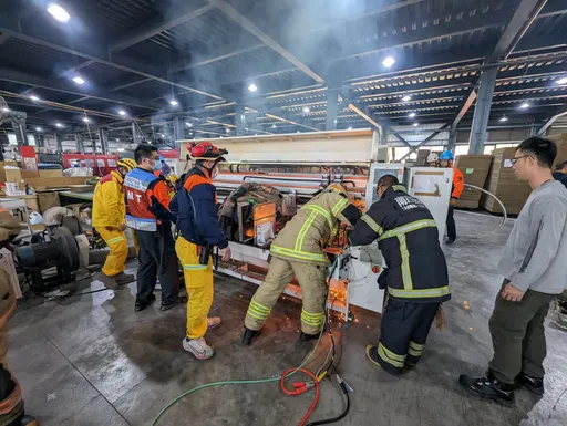 台南紙器工廠驚傳工安意外　工人右前臂遭捲輾深陷機台