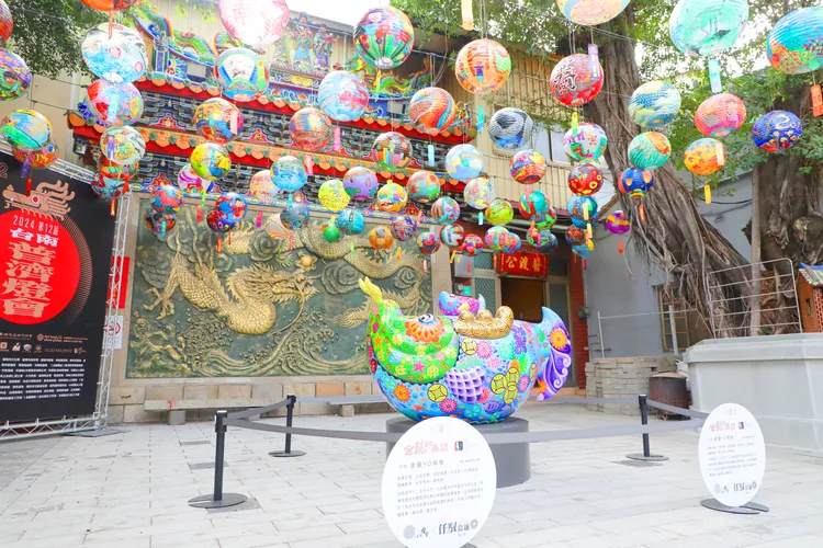 主燈「金龍YO有魚」。市府提供