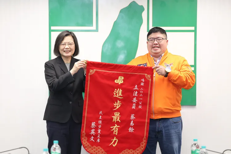 蔡易餘和蔡英文合影。翻攝自蔡易餘臉書