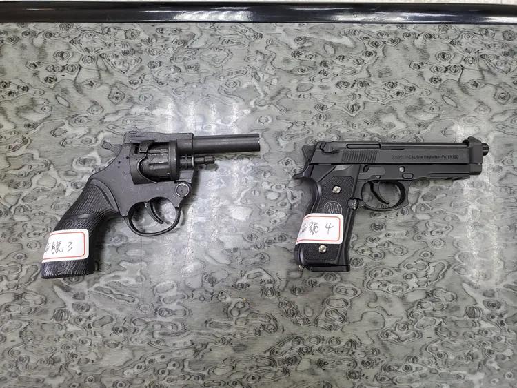 警方查扣2把手槍，圖右的模擬槍已違法。民眾提供