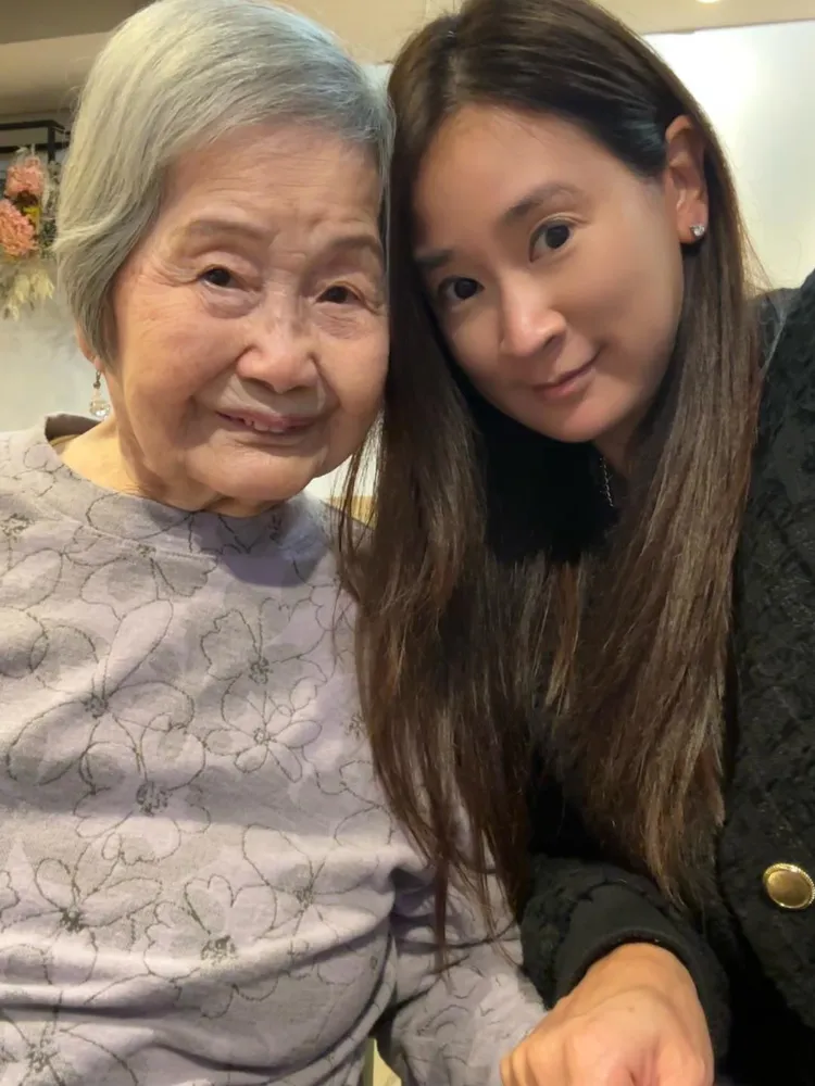 首都客運千金李晶晶今（25日）曬出與高齡快104歲的阿嬤同框合照。翻攝臉書「Crystal Lee 李晶晶 」