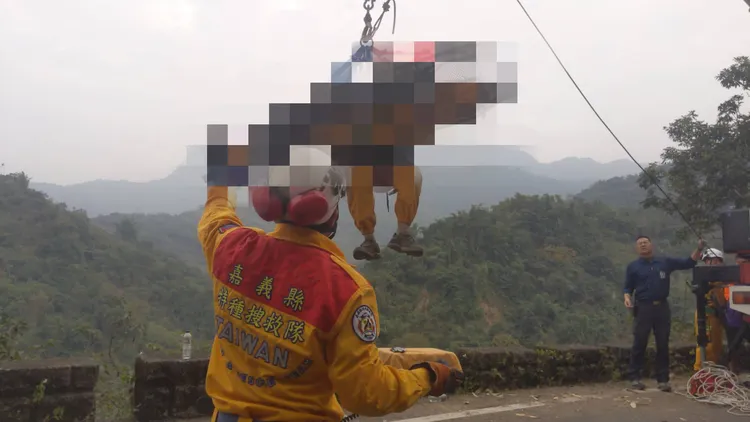 救難人員使用吊掛器具垂降至陳男受困地點協助脫困，但已傷重不治。翻攝畫面