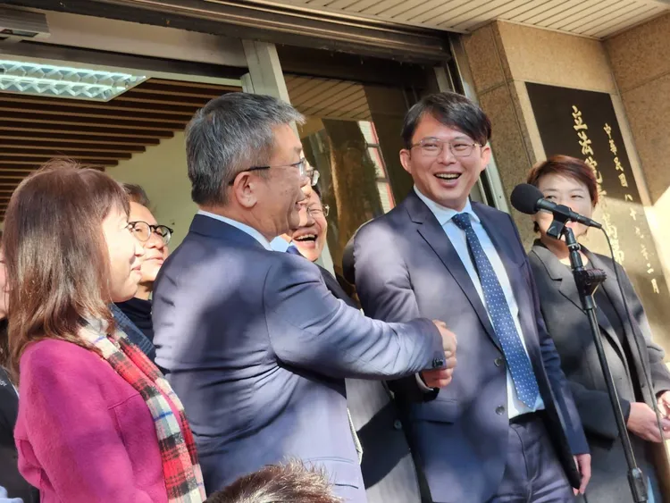 蔡其昌被拱與民眾黨準立委黃國昌「抱抱」，但蔡其昌強調只和老婆抱。資料照片/施智齡攝