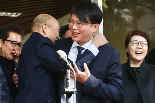 黃國昌、韓國瑜相擁！柯建銘酸爆：那一幕千古傳奇　大讚這人表現
