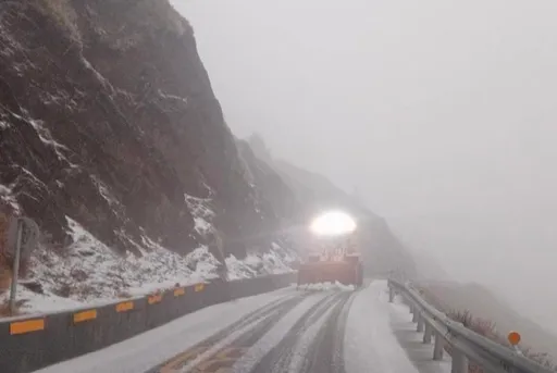 合歡山封路鏟雪 估8時後開放!加掛雪鍊通行路段曝光