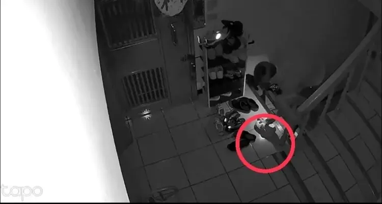 監視器拍到噴精狼犯案過程。取自Dcard。