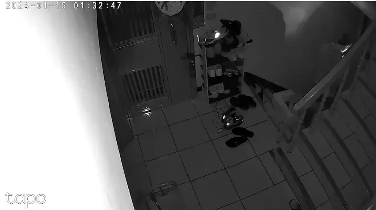 監視器拍到噴精狼犯案過程。取自Dcard。