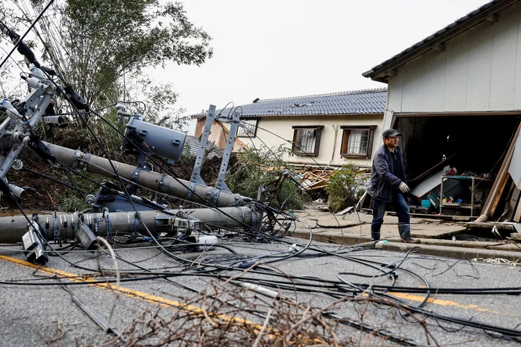 除了斷水，輪島市大量電線桿傾倒，許多地區也斷電。路透社