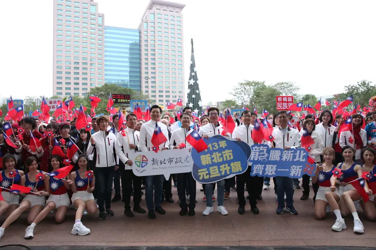 副市長劉和然率領市府團隊一起升旗，迎接更好的一年。民政局提供