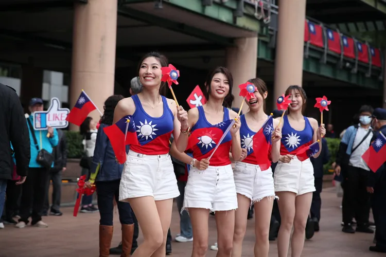 國旗女孩青春有活力，發送小國旗獲得熱烈歡迎。民政局提供