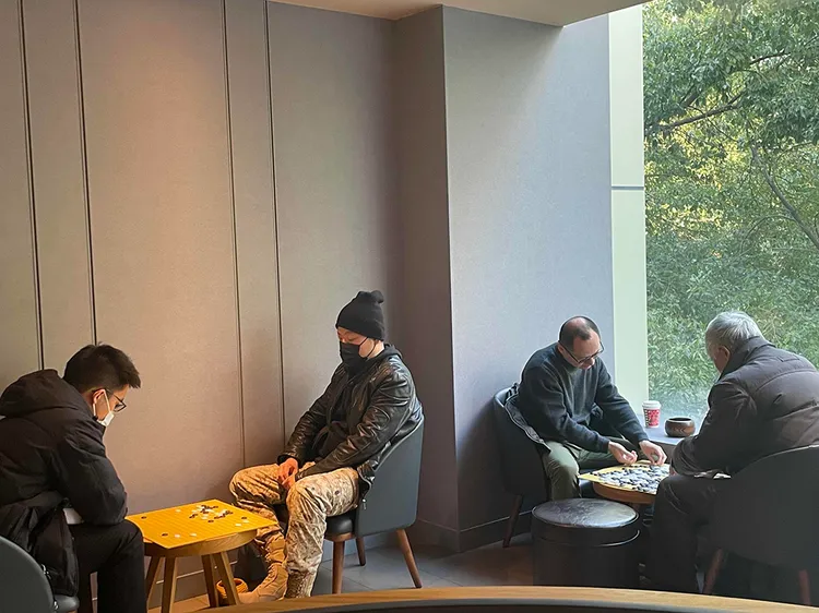 圍棋愛好者在星巴克下棋。澎湃新聞網