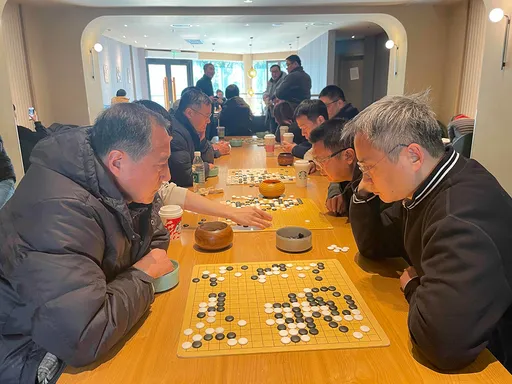還沒點飲料...圍棋迷坐滿星巴克對弈 中國網友搖頭:占便宜最高境界