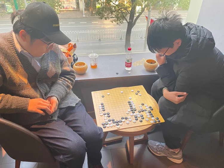 圍棋愛好者在星巴克下棋。澎湃新聞網