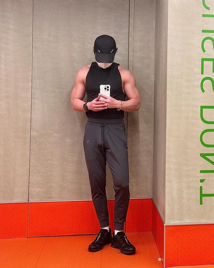 陳勢安自豪曬肌肌照。翻攝臉書「陳勢安 Andrew Tan」