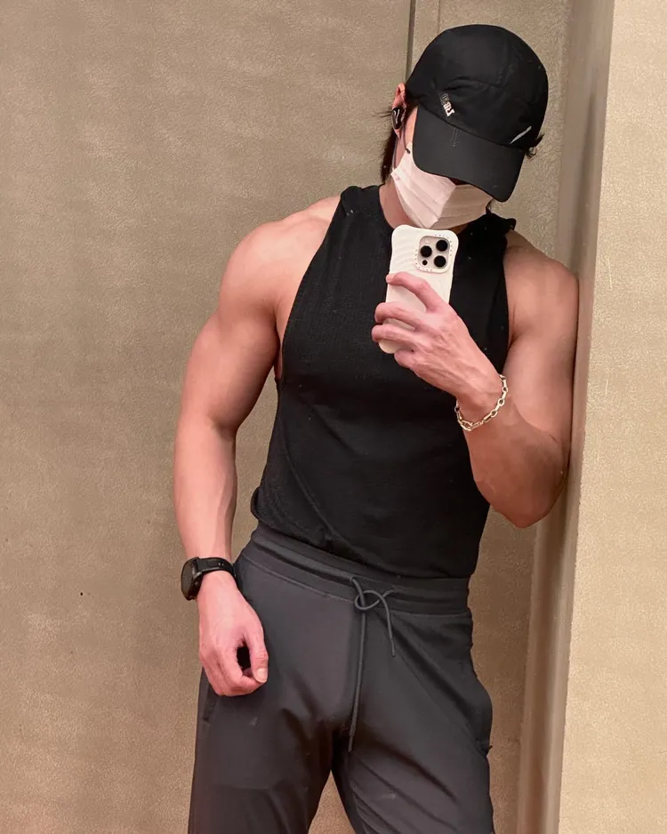 陳勢安自豪曬肌肌照。翻攝臉書「陳勢安 Andrew Tan」