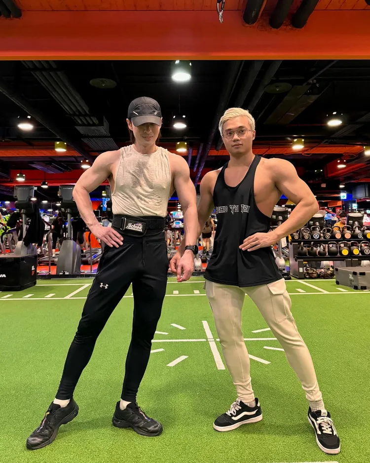 陳勢安(左)自豪曬肌肌照。翻攝臉書「陳勢安 Andrew Tan」