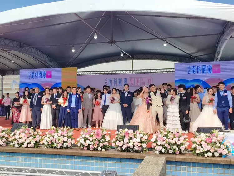 66對新人排排站，場面壯觀，喜氣洋洋。王志弘攝