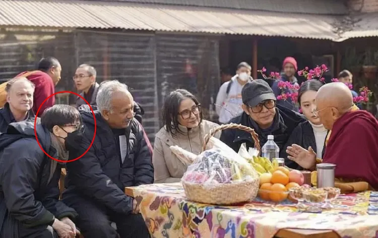 利智（紅圈處）專心聽講。翻攝小紅書