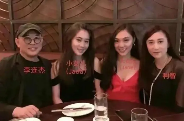 幾年前李連杰（左）一家人合照，利智（右）留著長髮。翻攝椒點新聞微博