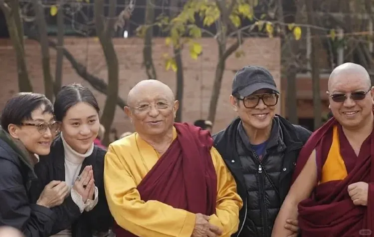 近日李連杰（右二）帶著妻子與小女兒到尼泊爾修佛，利智（左）容貌和以往差別很大。翻攝小紅書