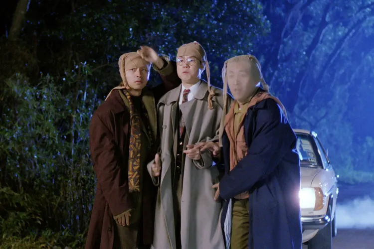 張國榮（左起）、黃百鳴、周星馳絲襪套頭，跟歹徒展開超鬧火拼槍戰。采昌提供