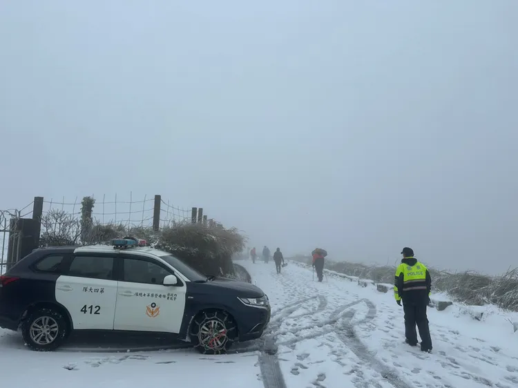 警方在大屯山車道疏處交通。保七刑大提供