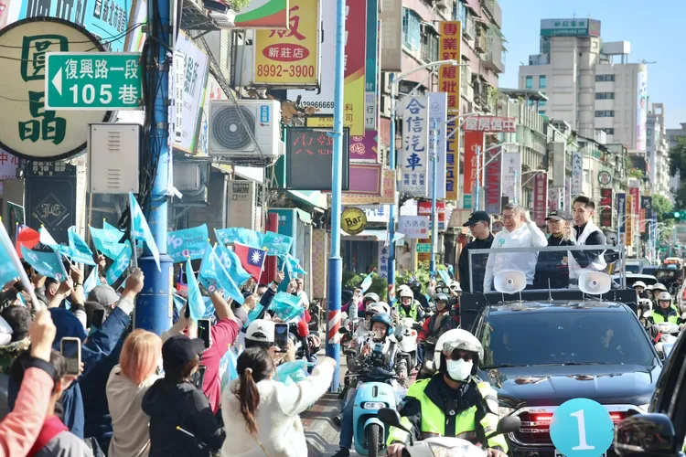 柯文哲車掃首站在新莊，防彈玻璃高度已下修。林林攝