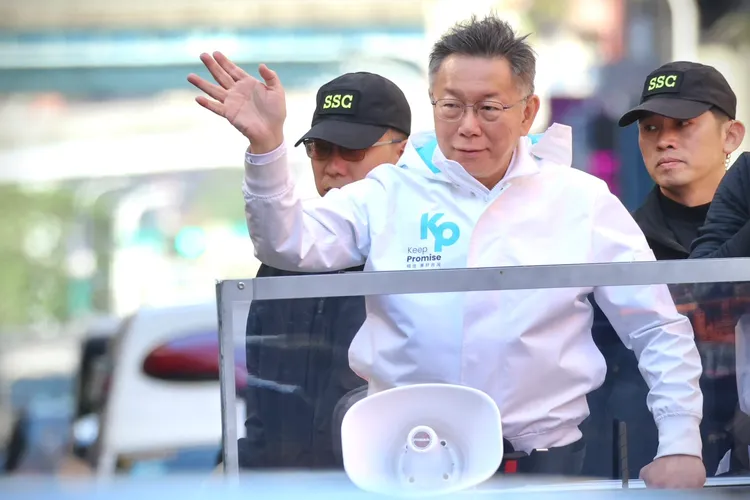 柯文哲甫諷對手不尊重專業，隨後自己也調降玻璃帷幕高度。林林攝